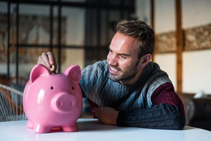 Woman Explains How She's Put Off By Partner's Extreme Saving Habits, Netizens Take His Side Woman Explains How She's Put Off By Partner's Extreme Saving Habits, Netizens Take His Side