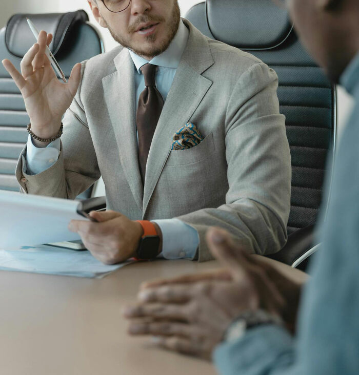 “Leave Immediately”: 30 Netizens Discuss Red Flags To Be Aware Of When Attending A Job Interview