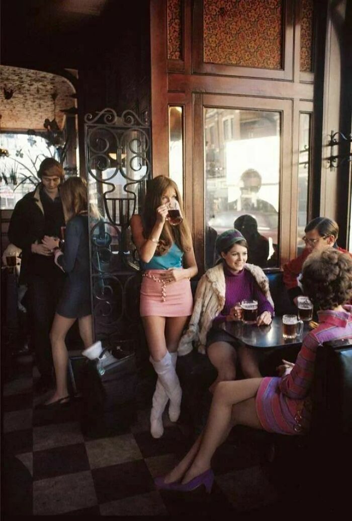 London Pub, 1967