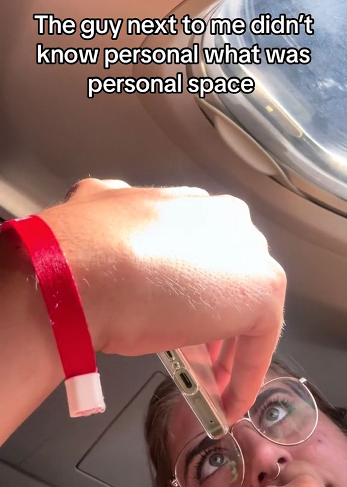 Woman Gets A Window Seat, But Doesn't Get To Enjoy It As A Man Keeps Invading Her Personal Space Woman Gets A Window Seat, But Doesn't Get To Enjoy It As A Man Keeps Invading Her Personal Space