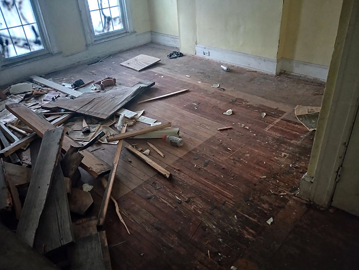 &ldquo;Not A Can Of Baby Formula&rdquo;: Man Stuns Redditors With Photo Of Squatted House