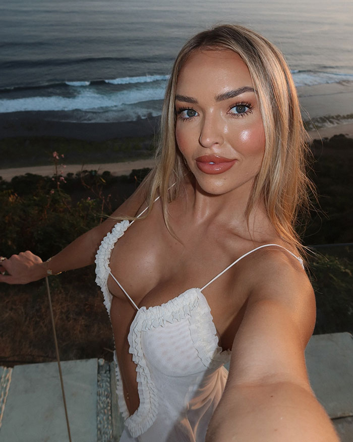 Woman Sparks Anger After Wearing Provocative Gown To Friends’ Wedding Woman Sparks Anger After Wearing Provocative Gown To Friends’ Wedding