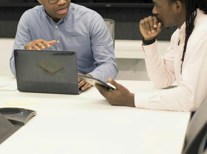 “Leave Immediately”: 30 Netizens Discuss Red Flags To Be Aware Of When Attending A Job Interview