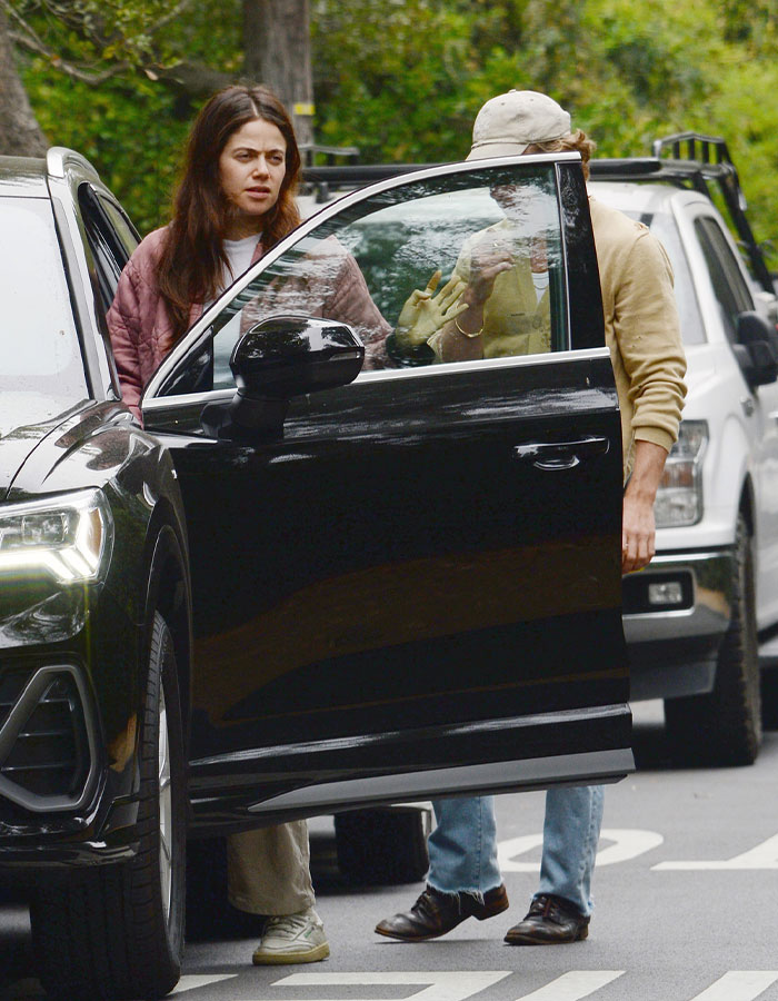 Jeremy Allen White Shares Intense Kiss With Co-Star Molly Gordon Weeks After Rosalia Breakup Jeremy Allen White Shares Intense Kiss With Co-Star Molly Gordon Weeks After Rosalia Breakup