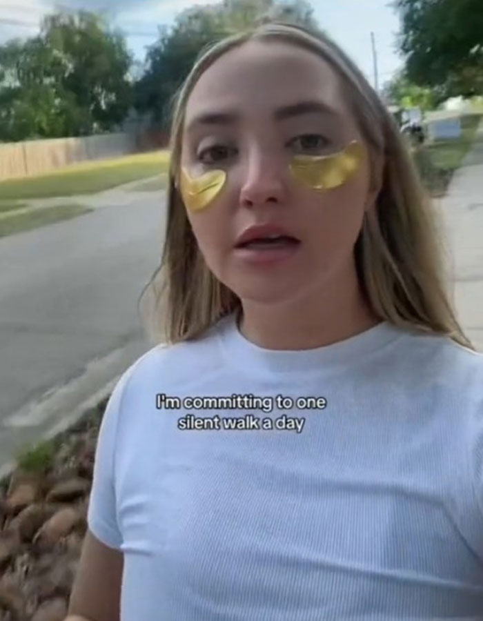 Gen Z Are Obsessed With Viral Trend Of “Silent Walking,” People Mock The Concept Gen Z Are Obsessed With Viral Trend Of “Silent Walking,” People Mock The Concept