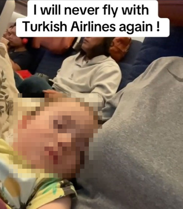 Furious Mom Calls Out Turkish Airlines After 11-Hour Flight Holding Baby While On Her Period Furious Mom Calls Out Turkish Airlines After 11-Hour Flight Holding Baby While On Her Period