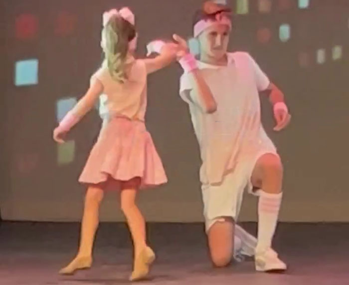 Teen Comes Out To Dance With His Little Sister When Dad Can’t Make It To The Father-Daughter Dance Teen Comes Out To Dance With His Little Sister When Dad Can’t Make It To The Father-Daughter Dance