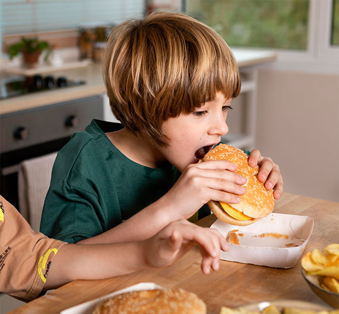 Woman Feeds Grandchildren Food From McDonald’s, Says “She Doesn’t Know Any Better” Woman Feeds Grandchildren Food From McDonald’s, Says “She Doesn’t Know Any Better”