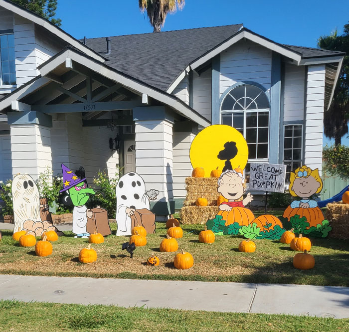 My Neighbor's Halloween Decorations Are Adorable