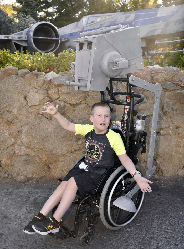 Convertí la silla de ruedas de mi hijo en un AT-ST de Star Wars