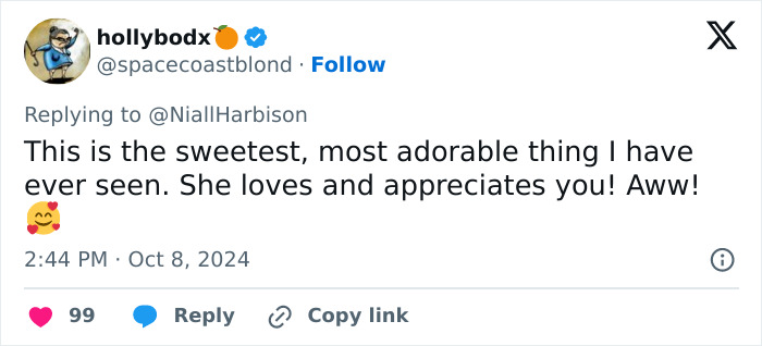 Stray Dog Is Melting Hearts Online For Bringing A Gift For Man Every time He Comes To Feed Her