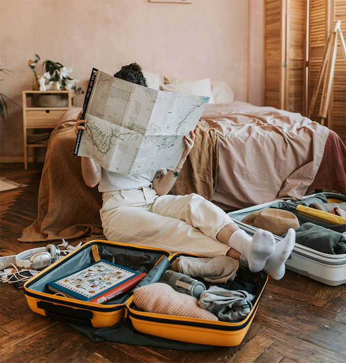 Man Demands Sister Cancel Her Trip To Pay $10k For His Surgery, Internet Gets Suspicious