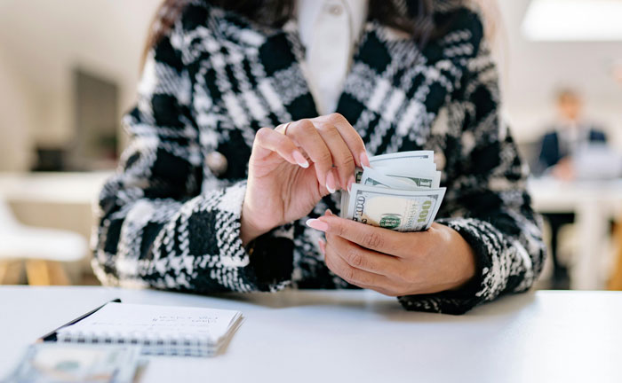 “Compound Interest Is An Amazing Thing”: 30 People Share Their Best ‘Rich People Tips’