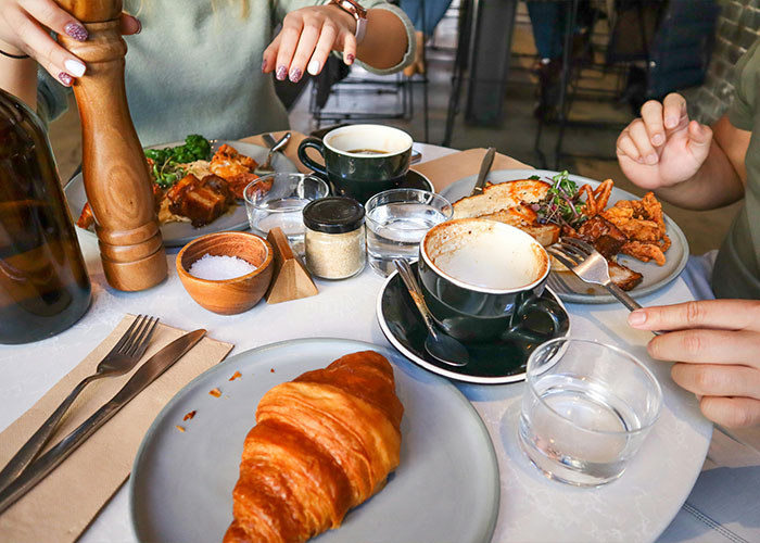 Woman Realizes She Has No Real Friends After She Gets Engaged Woman Realizes She Has No Real Friends After She Gets Engaged