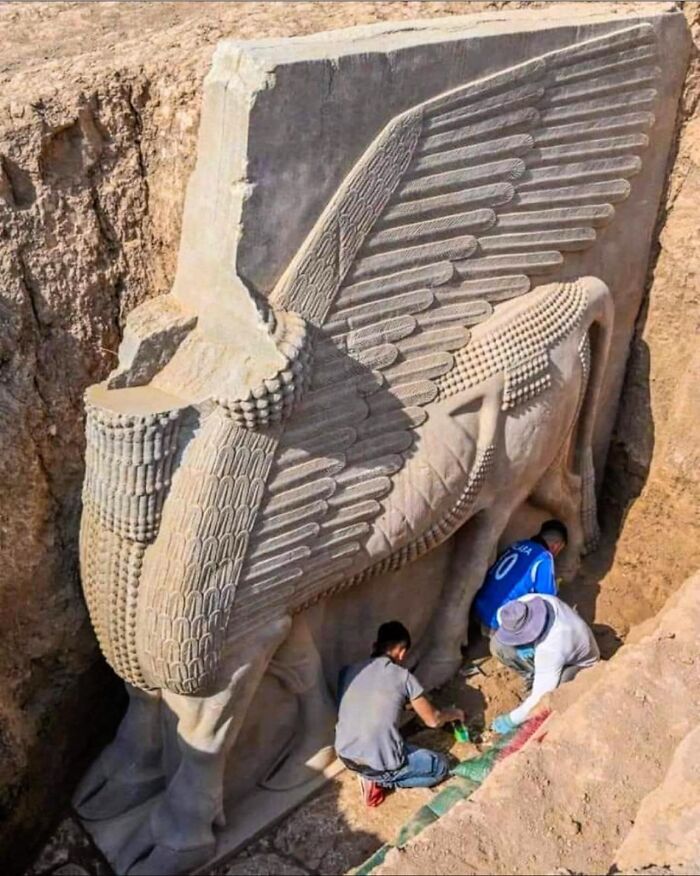 An 18-Ton Limestone Sculpture Of A Lamassu, Dating Back To The Reign Of The Assyrian King Sargon II (721-705 Bc), Discovered In Northern Iraq By An Iraqi-French Archaeological Team