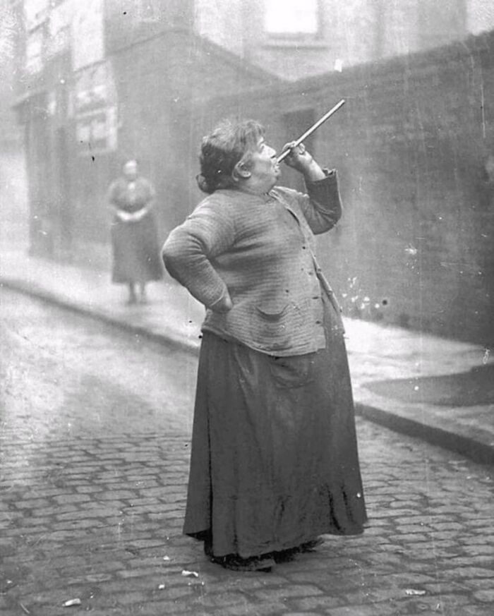 Mary Smith, una famosa llamadora de Londres que ganaba seis peniques a la semana por cliente despertándoles con una pistola de guisantes que golpeaba en sus ventanas.