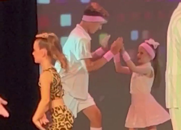 Teen Comes Out To Dance With His Little Sister When Dad Can’t Make It To The Father-Daughter Dance Teen Comes Out To Dance With His Little Sister When Dad Can’t Make It To The Father-Daughter Dance