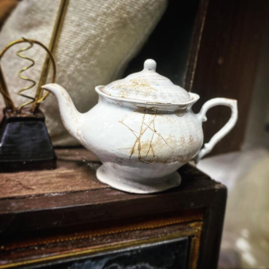 "My Bed Bugs Had A Grudge And Their Revenge Was More Brutal Than I Ever Imagined": Art Project "My Bed Bugs Had A Grudge And Their Revenge Was More Brutal Than I Ever Imagined": Art Project