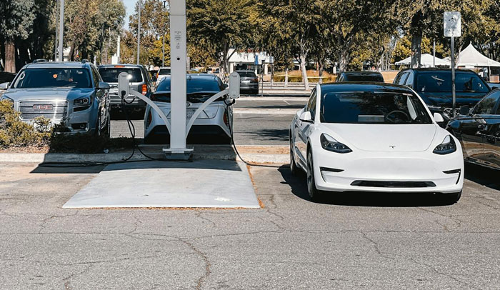 &ldquo;Had An Asthma Attack From Laughing&rdquo;: Truck Driver Watches Karen Get Instant Karma