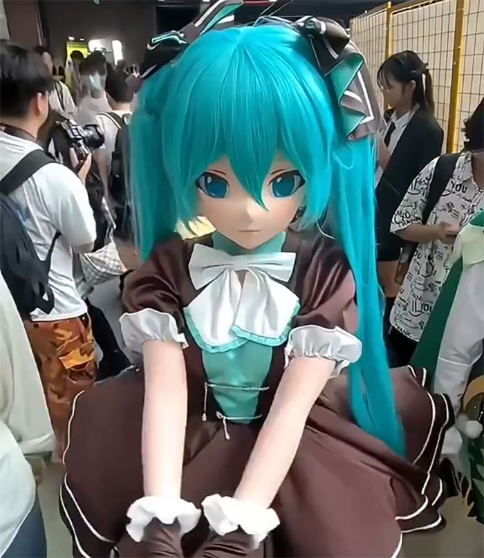 "That's So Scary": Women Terrified By &ldquo;Tight Men&rdquo; Dressed In Female Bodysuits, Taking Their Photos