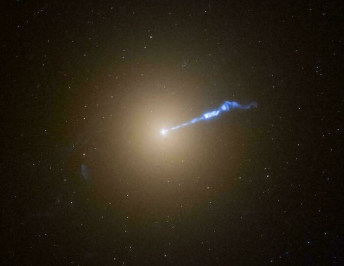 Emisión de luz azul desde una galaxia en el espacio, creando una imagen extrañamente aterradora.