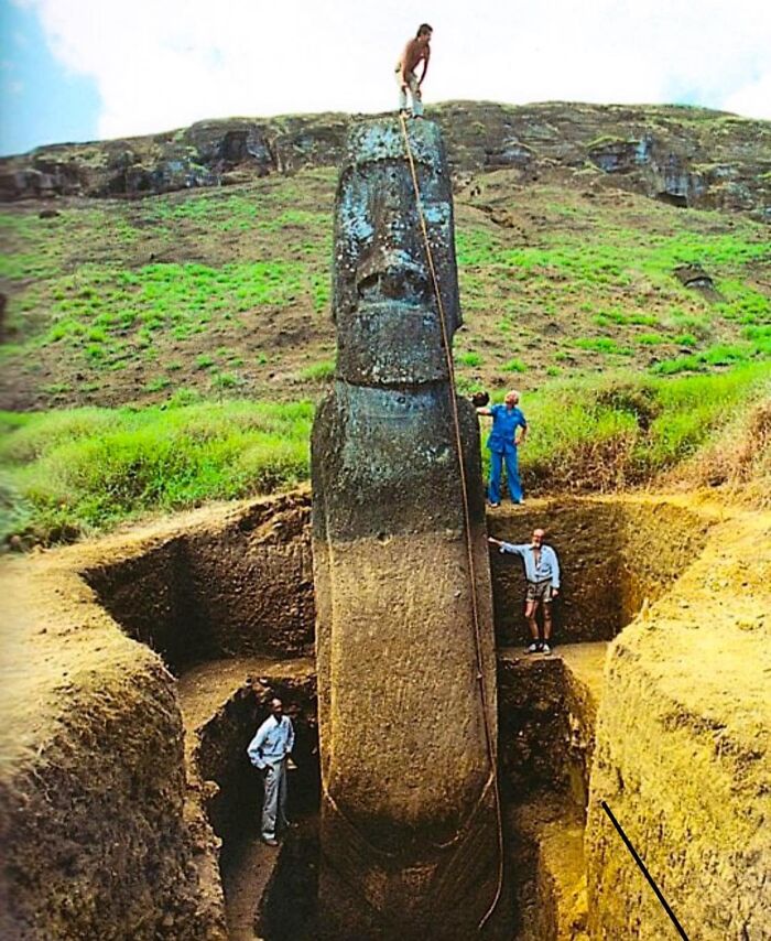 Una estatua moai totalmente desenterrada en la Isla de Pascua