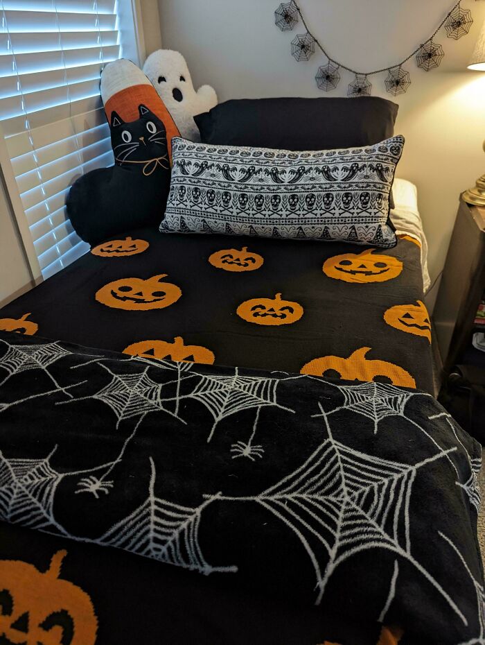 I Live In A Sober Living My Bed Is The Only Thing I Can Decorate, So I Went All Out