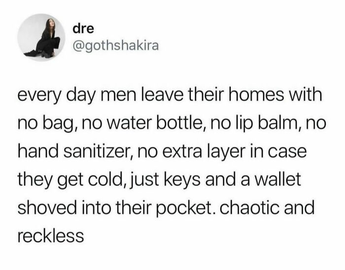Screenshot of a hilarious tweet about men leaving home with just keys and wallet, shared on a popular funny tweets page.