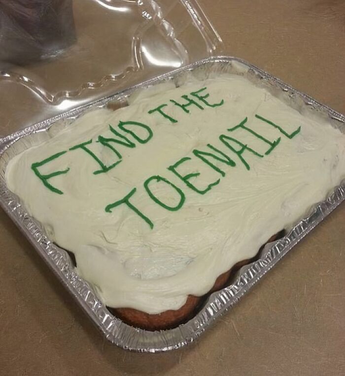 Cake iced with the phrase Find the Toenail in green frosting, a bizarre pic showing a dark hilarious twist in reality.
