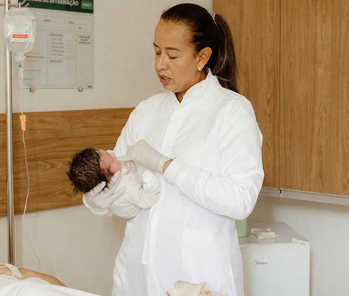 Doctor Delivers A Girl, 29 Years Later He Helps Her Give Birth To Her Own Baby And Goes Viral Doctor Delivers A Girl, 29 Years Later He Helps Her Give Birth To Her Own Baby And Goes Viral