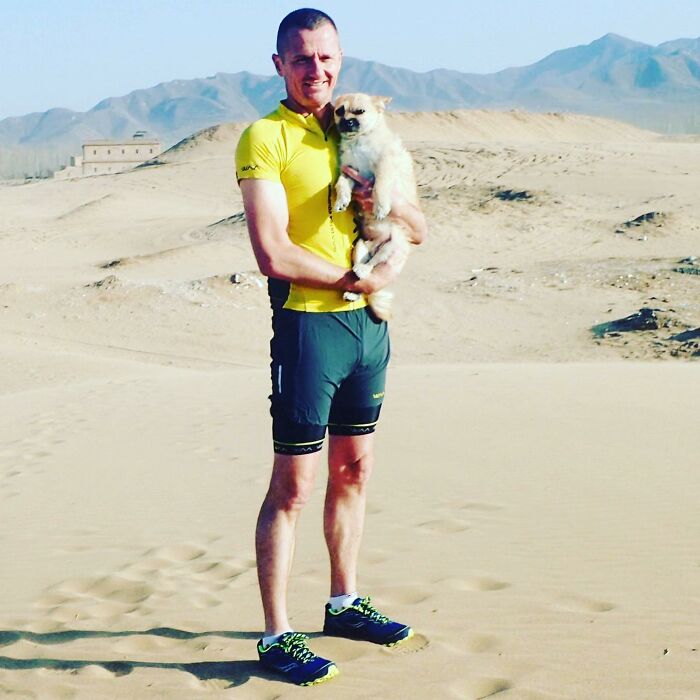Stray Dog Runs 80 Miles With Athlete In Chinese Desert, Finds A New Home Stray Dog Runs 80 Miles With Athlete In Chinese Desert, Finds A New Home