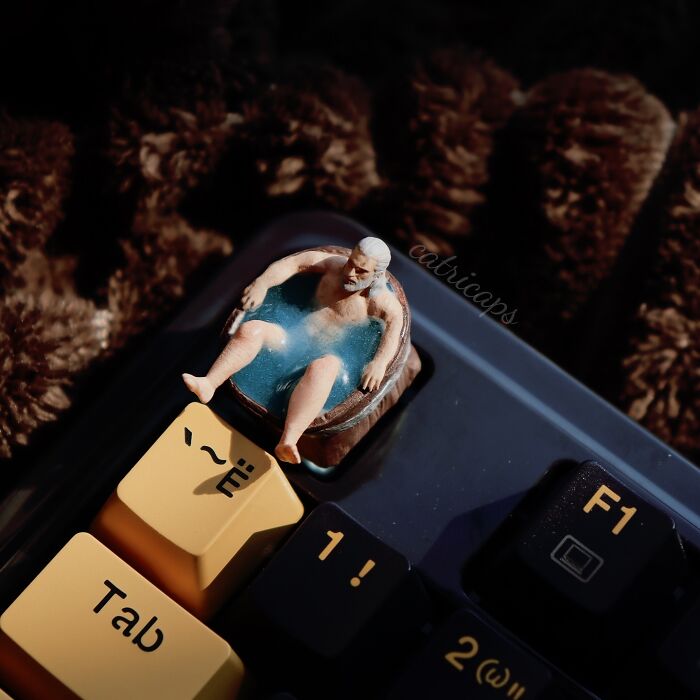 Art In Touch: Elena's Detailed Keycaps (20 Pics)