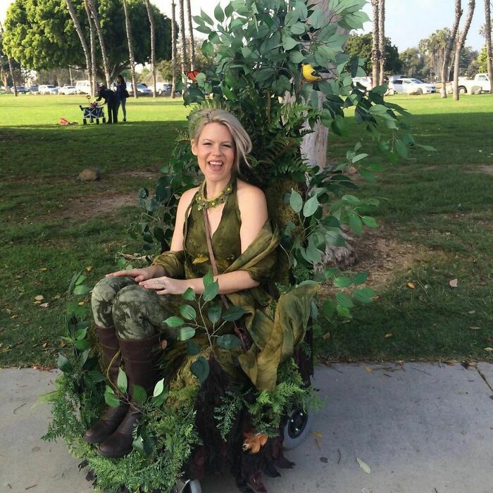 Mi disfraz de ninfa de los árboles de hace un par de años, con una silla eléctrica transformada en un árbol hueco.