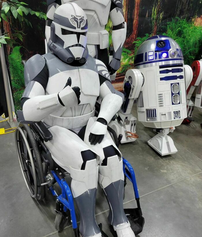 Hoy me he estrenado en mi primer desfile de la tropa oficial con la armadura de soldado clon en silla de ruedas.