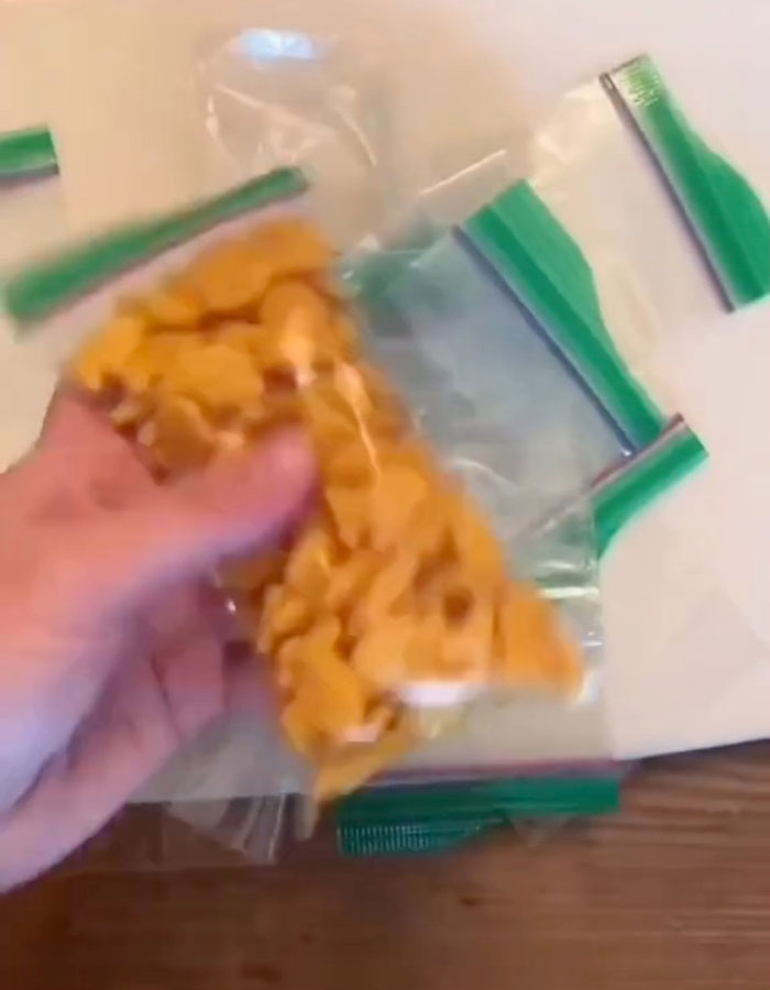 TikTok Dad Shares Ziploc Bag Trick, And People Are Calling It &ldquo;The Best Thing Since Sliced Bread&rdquo;