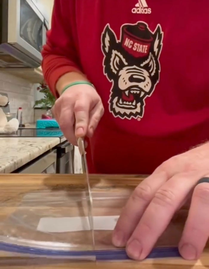 TikTok Dad Shares Ziploc Bag Trick, And People Are Calling It &ldquo;The Best Thing Since Sliced Bread&rdquo;