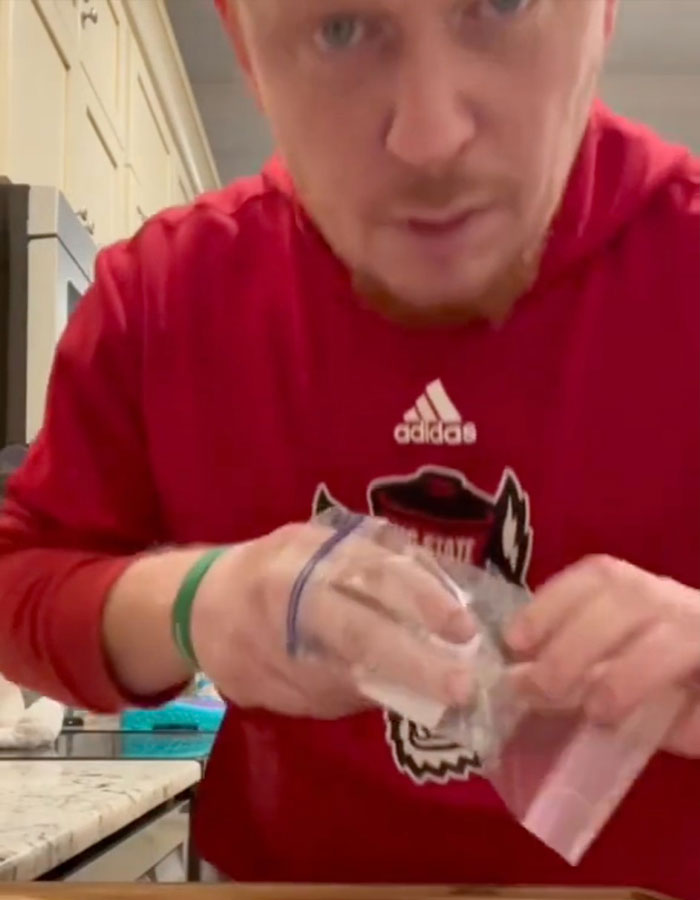 TikTok Dad Shares Ziploc Bag Trick, And People Are Calling It &ldquo;The Best Thing Since Sliced Bread&rdquo;