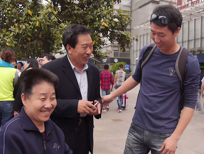 "Faith In Humanity Restored": Policeman Pretends To Be Couple’s Late Son To Comfort Disabled Mom "Faith In Humanity Restored": Policeman Pretends To Be Couple’s Late Son To Comfort Disabled Mom