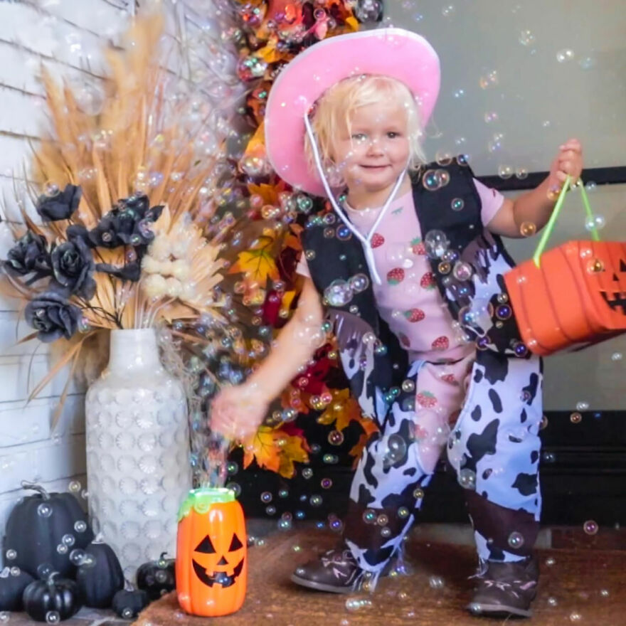 Create A Spellbinding Spectacle With The Halloween Bubble Machine, A Jack-O'-Lantern-Shaped Wonder That Conjures Up A Swirling Storm Of Bubbles, Accompanied By Spooky Sound Effects That Will Leave Trick-Or-Treaters And Party Guests In Awe!