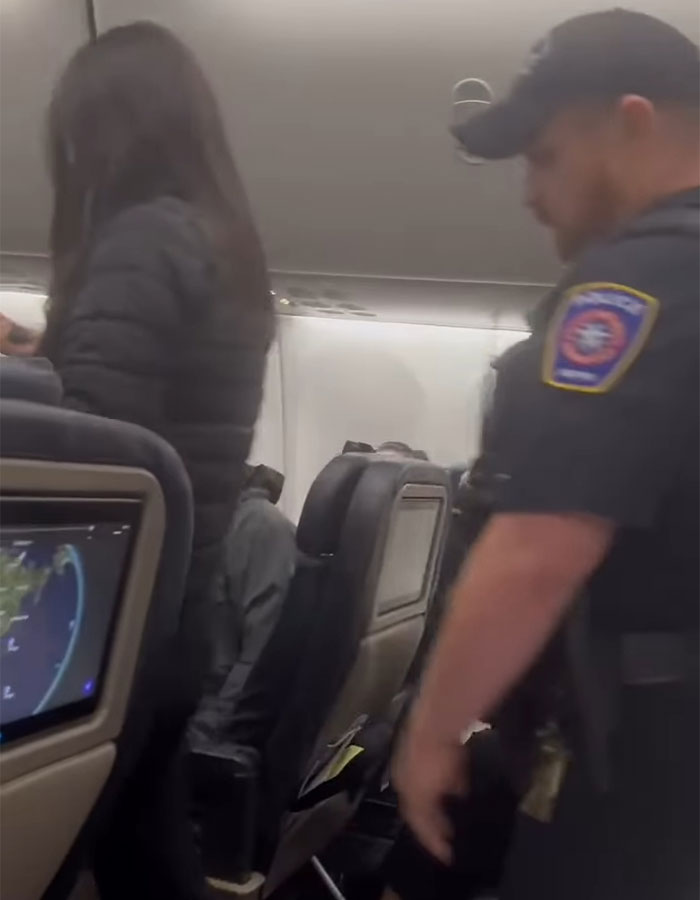 Hilarious Theme Song Accompanies Racist Woman As She’s Removed From Flight Hilarious Theme Song Accompanies Racist Woman As She’s Removed From Flight