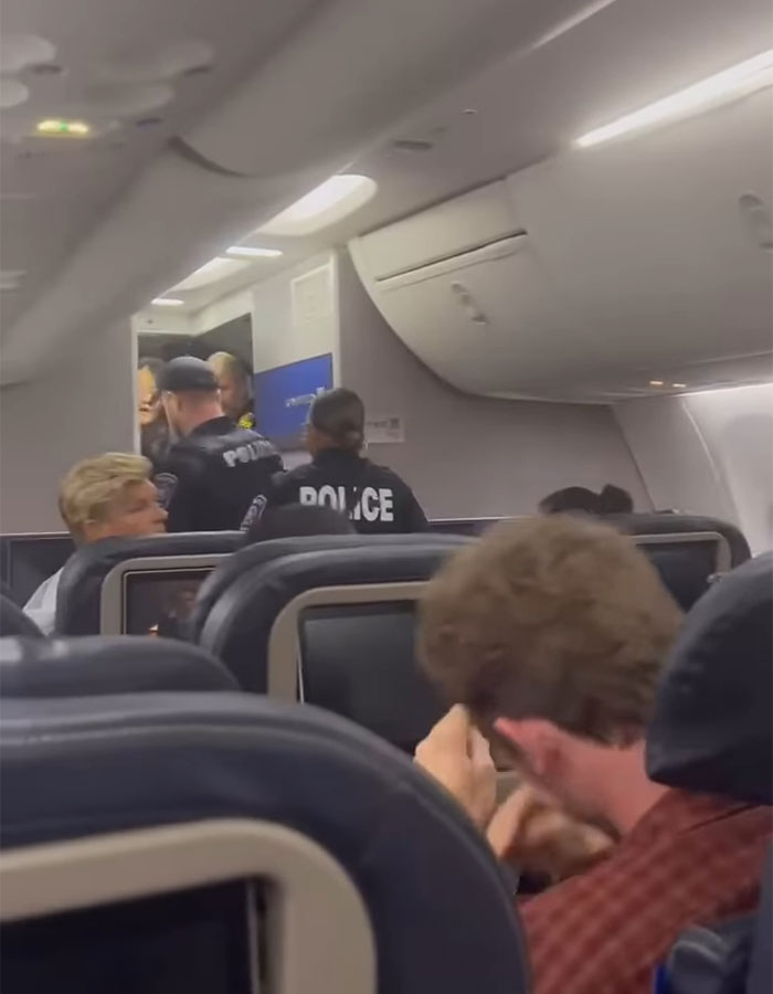 Hilarious Theme Song Accompanies Racist Woman As She’s Removed From Flight Hilarious Theme Song Accompanies Racist Woman As She’s Removed From Flight