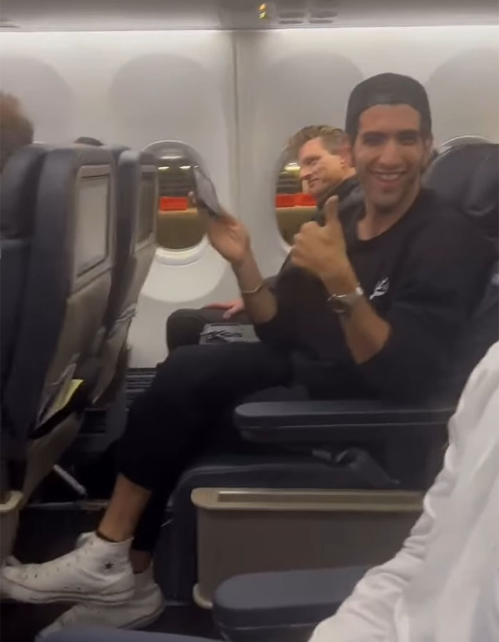 Hilarious Theme Song Accompanies Racist Woman As She’s Removed From Flight Hilarious Theme Song Accompanies Racist Woman As She’s Removed From Flight