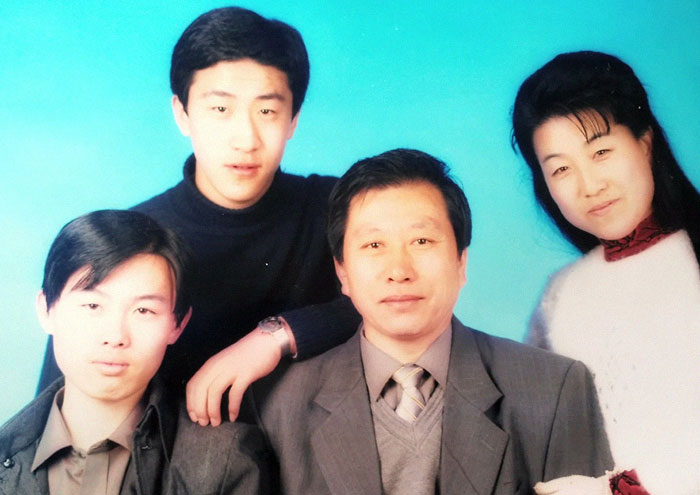 "Faith In Humanity Restored": Policeman Pretends To Be Couple’s Late Son To Comfort Disabled Mom "Faith In Humanity Restored": Policeman Pretends To Be Couple’s Late Son To Comfort Disabled Mom