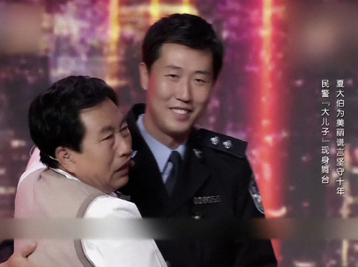 "Faith In Humanity Restored": Policeman Pretends To Be Couple’s Late Son To Comfort Disabled Mom "Faith In Humanity Restored": Policeman Pretends To Be Couple’s Late Son To Comfort Disabled Mom