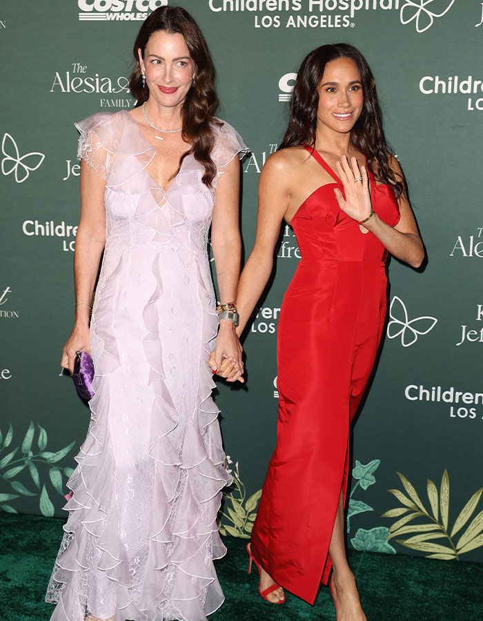 Meghan Markle's "Shy" Red Carpet Moment Captured In Viral Video Meghan Markle's "Shy" Red Carpet Moment Captured In Viral Video