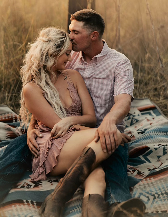 A Man Drove Four Hours To Meet A Girl For A Blind Date Photoshoot In Hopes Of A “Fairy Tale Ending” A Man Drove Four Hours To Meet A Girl For A Blind Date Photoshoot In Hopes Of A “Fairy Tale Ending”