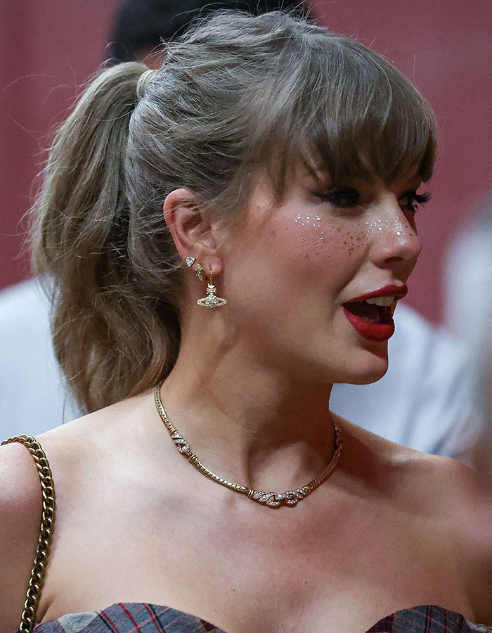 “I Can’t Believe This Is Real”: Business Owner’s Life Changed After Taylor Swift Boosts Her Sales “I Can’t Believe This Is Real”: Business Owner’s Life Changed After Taylor Swift Boosts Her Sales