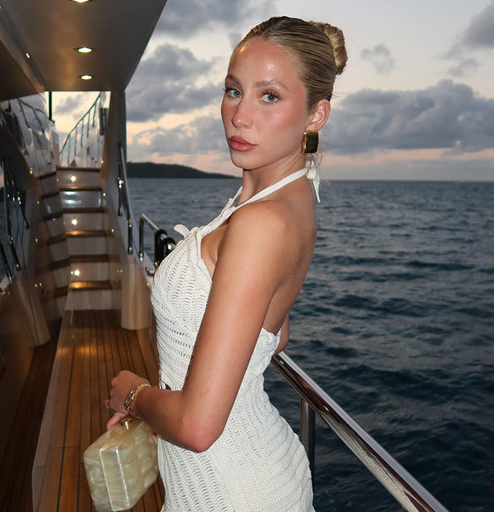 Aspiring Influencers Who Dreamed Of Being Famous Forced Into "Real Jobs" To Survive: "Exhausting" Aspiring Influencers Who Dreamed Of Being Famous Forced Into "Real Jobs" To Survive: "Exhausting"