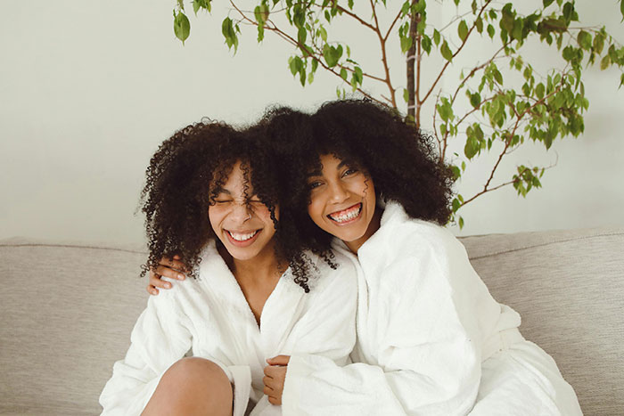 “She Died And I Survived”: 30 Identical Twins Reveal The One Thing That Sets Them Apart