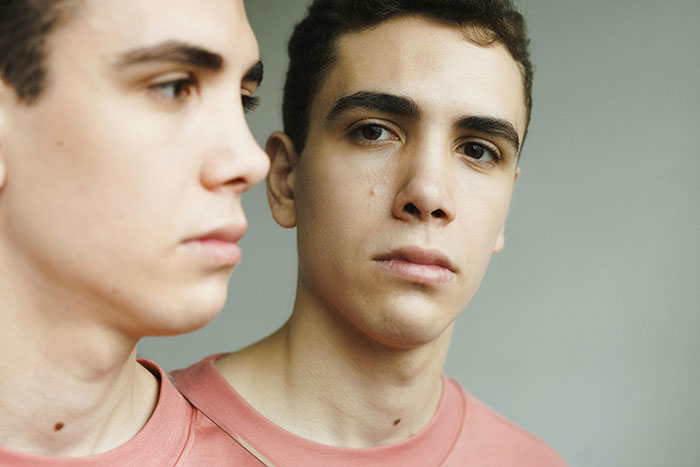 “She Died And I Survived”: 30 Identical Twins Reveal The One Thing That Sets Them Apart